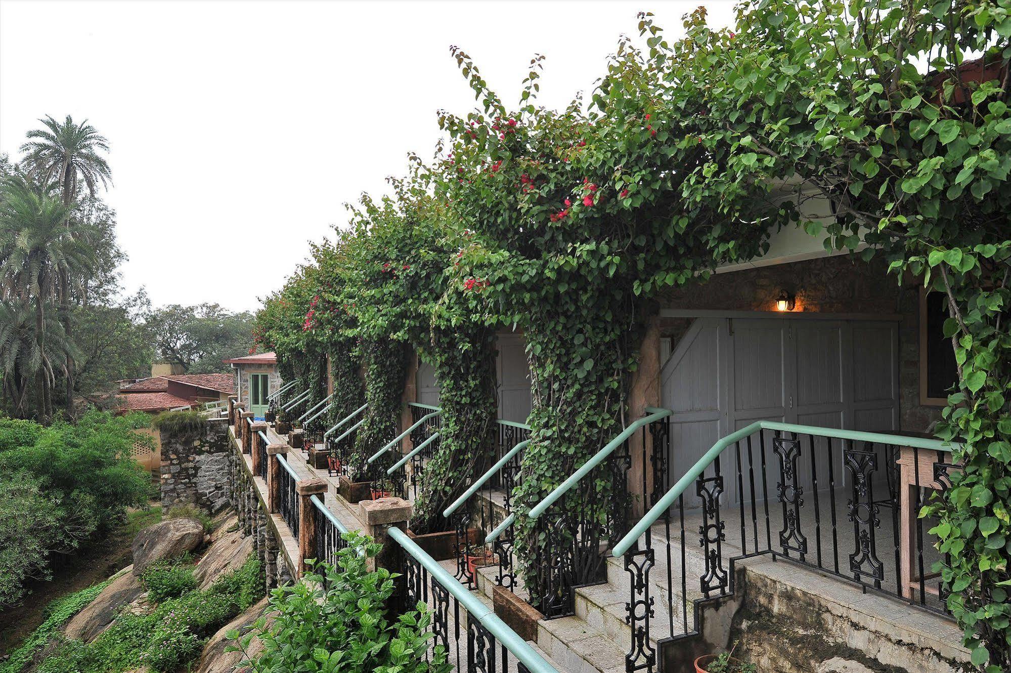 Welcomheritage Connaught House Mount Abu Exterior photo